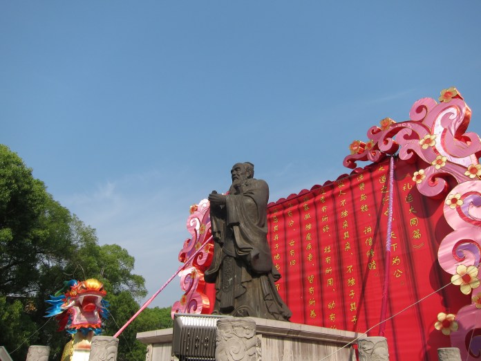 Statue of Confucius at entrance to grounds of Confucius Temple, Jianshui.